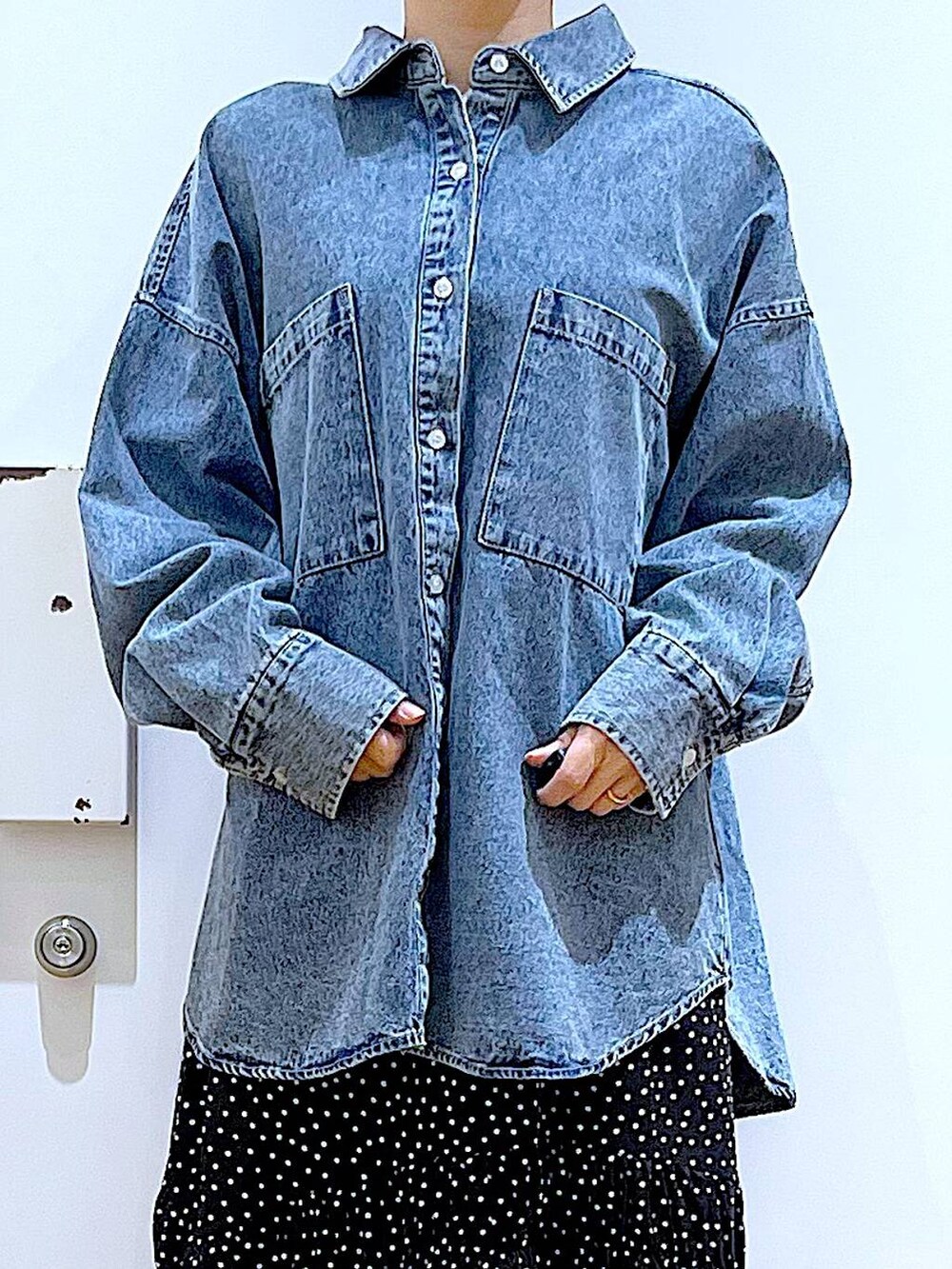 ブラック系のブーツ、ブルー系のシャツ/ブラウス、ホワイト系のトートバッグを着用したレディースの春コーディネートの7枚目の写真