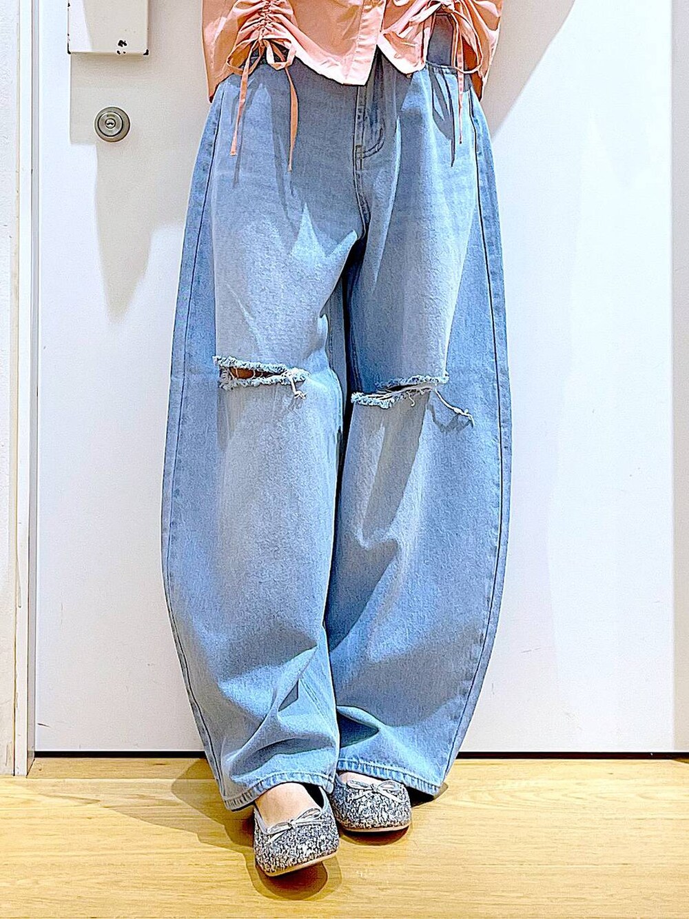 ベージュ系のトートバッグ、ブルー系のデニムパンツ、シルバー系のパンプスを着用したレディースの秋コーディネートの8枚目の写真