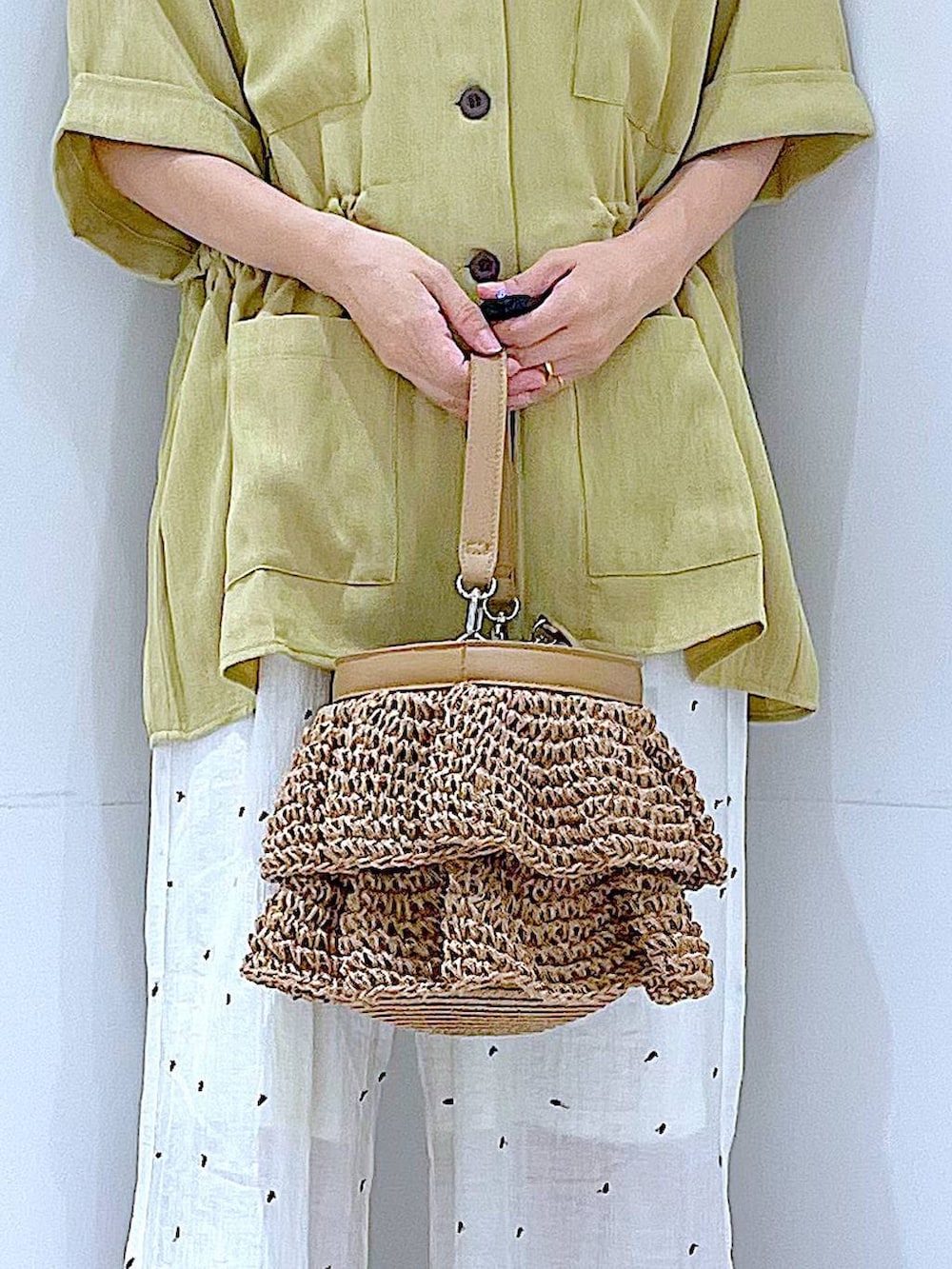 ブラック系のショルダーバッグ、ホワイト系のサンダル、ホワイト系のその他パンツを着用したレディースの夏コーディネートの9枚目の写真