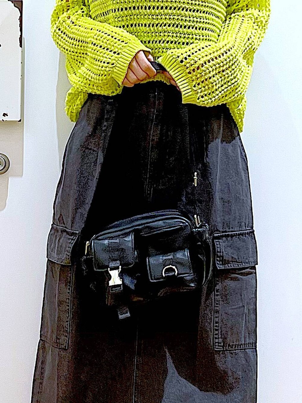 グレー系のデニムスカート、ベージュ系のスニーカー、ブラック系のショルダーバッグを着用したレディースの春コーディネートの9枚目の写真