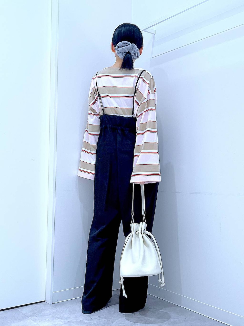 ブラック系のローファー、ホワイト系のショルダーバッグ、ブラック系のサロペット/オーバーオールを着用したレディースの春コーディネートの5枚目の写真