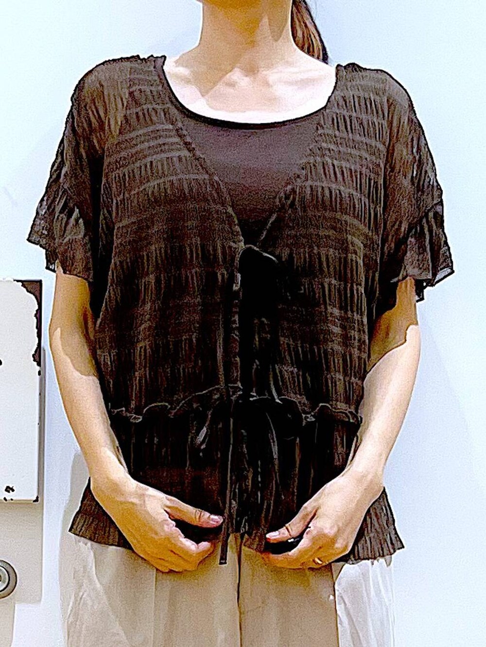 ホワイト系のサンダル、ベージュ系のスラックス、ピンク系のショルダーバッグを着用したレディースの秋コーディネートの7枚目の写真