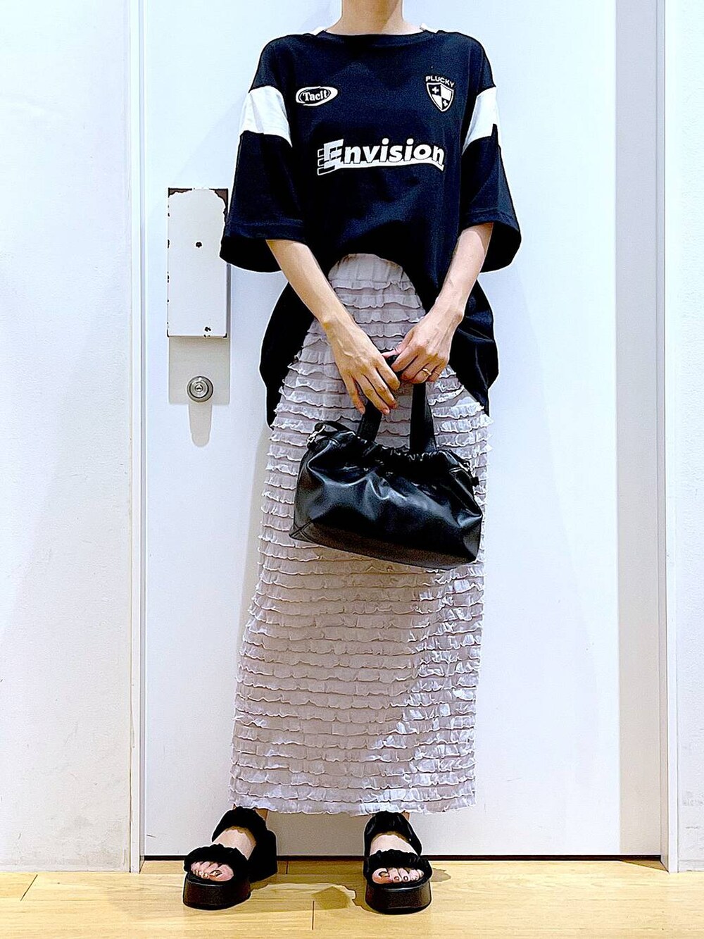 ブラック系のサンダル、ブラック系のショルダーバッグ、ブラック系のTシャツ/カットソーを着用したレディースの夏コーディネートの6枚目の写真