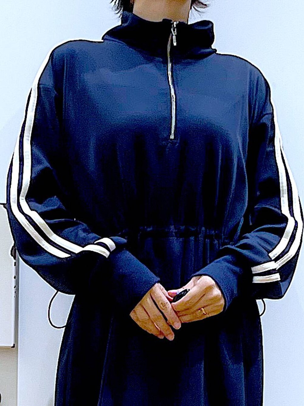 その他のショルダーバッグ、ベージュ系のブーツ、ブルー系のワンピースを着用したレディースの秋コーディネートの7枚目の写真