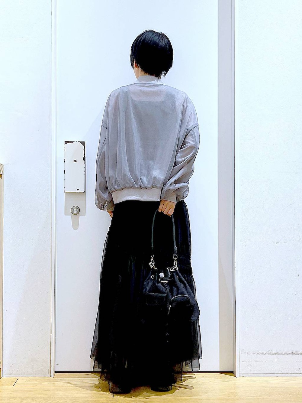 「リラックス、若見え、ゆったり、休日コーデ、骨格ウェーブ、LAKOLE、春アウター、春コーデ、カジュアルコーデ、スカート、楽ちんコーデ、シンプルコーデ、巾着バッグ、ショルダーバッグ、スニーカー」｜「LAKOLEのベルトコードスニーカー / 286524（スニーカー、ブラック系）」を使った、あおき@LAKOLE海老名さん（レディース・156cm）の春コーディネートの5枚目の写真