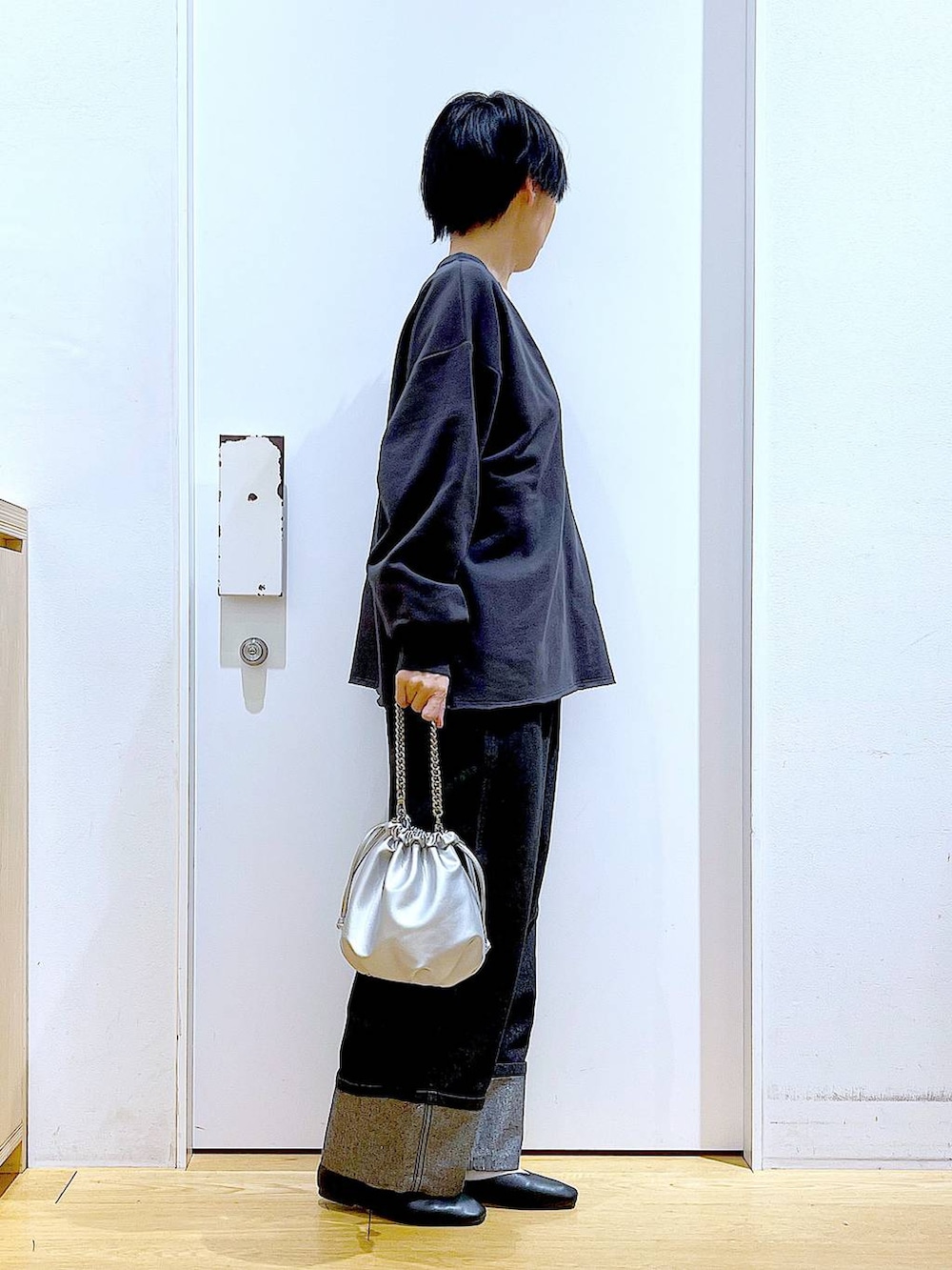 「リラックス、若見え、ゆったり、休日コーデ、骨格ウェーブ、LAKOLE、スウェット、デニムパンツ、カジュアル、シンプルコーデ、春コーデ、パンプス、フラットシューズ、ショルダーバッグ、ワンマイル」｜「LAKOLEのチェーンハンドル2WAYショルダーバッグ / 253087（ショルダーバッグ、シルバー系）」を使った、あおき@LAKOLE海老名さん（レディース・156cm）の冬コーディネートの4枚目の写真
