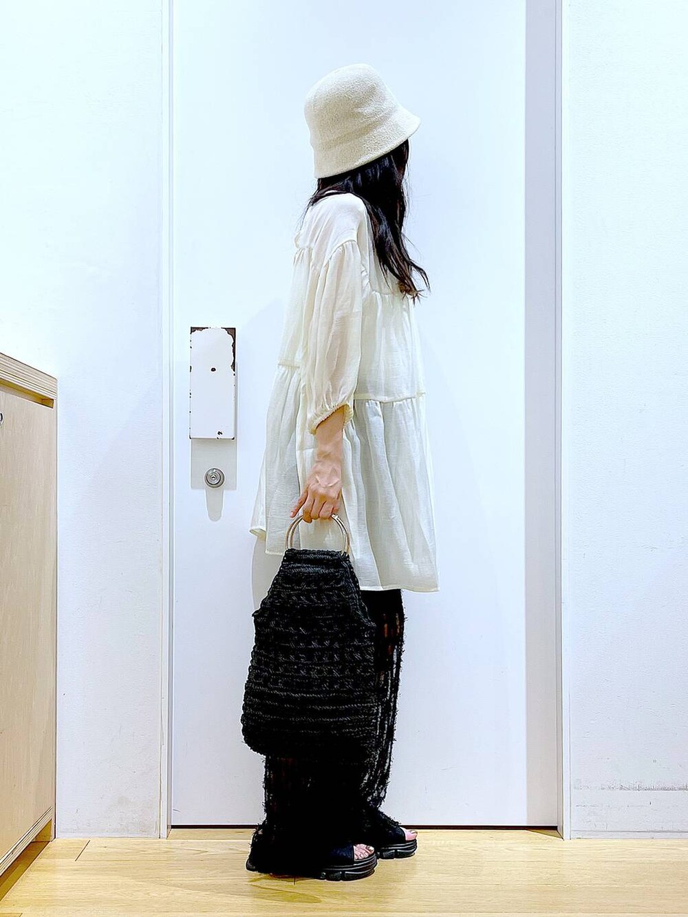 ブラック系のサンダル、ブラック系のハンドバッグ、ブラック系のその他パンツを着用したレディースの夏コーディネートの4枚目の写真