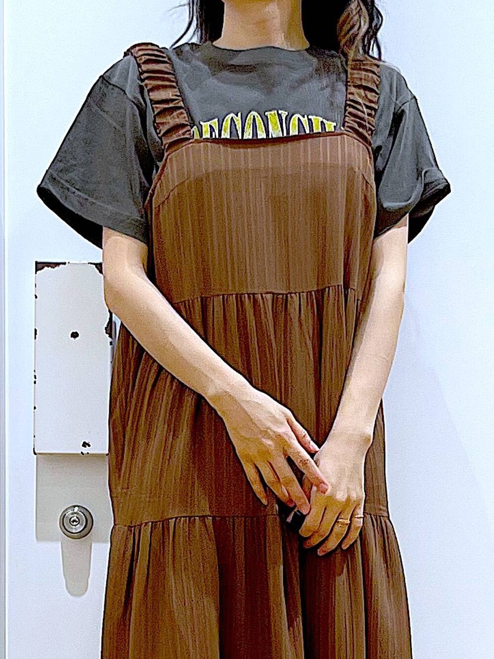 ブラウン系のショルダーバッグ、ブラック系のサンダル、グレー系のTシャツ/カットソーを着用したレディースの夏コーディネートの8枚目の写真