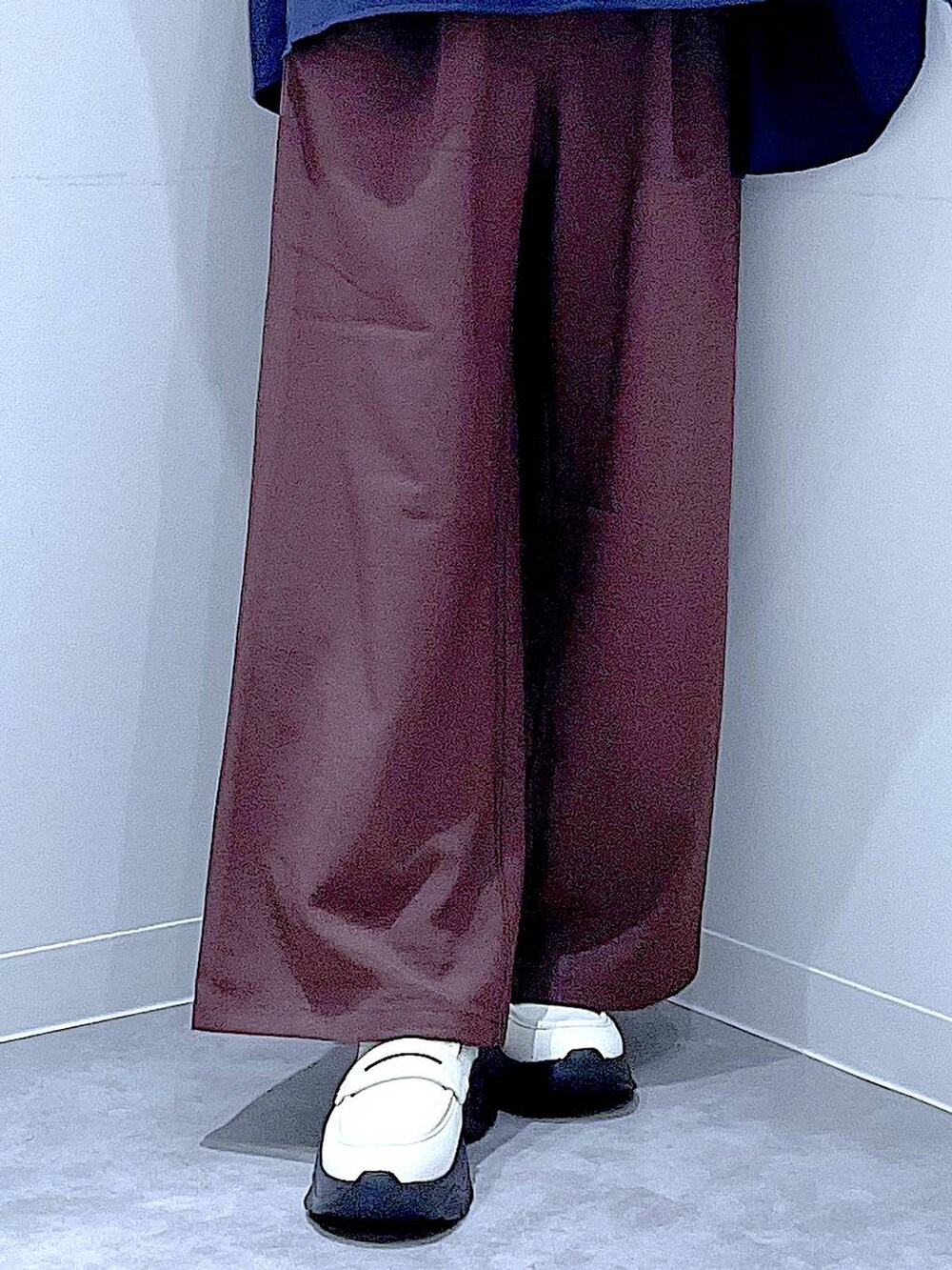 ブラウン系のその他パンツ、ホワイト系のローファー、その他のショルダーバッグを着用したレディースの秋コーディネートの8枚目の写真