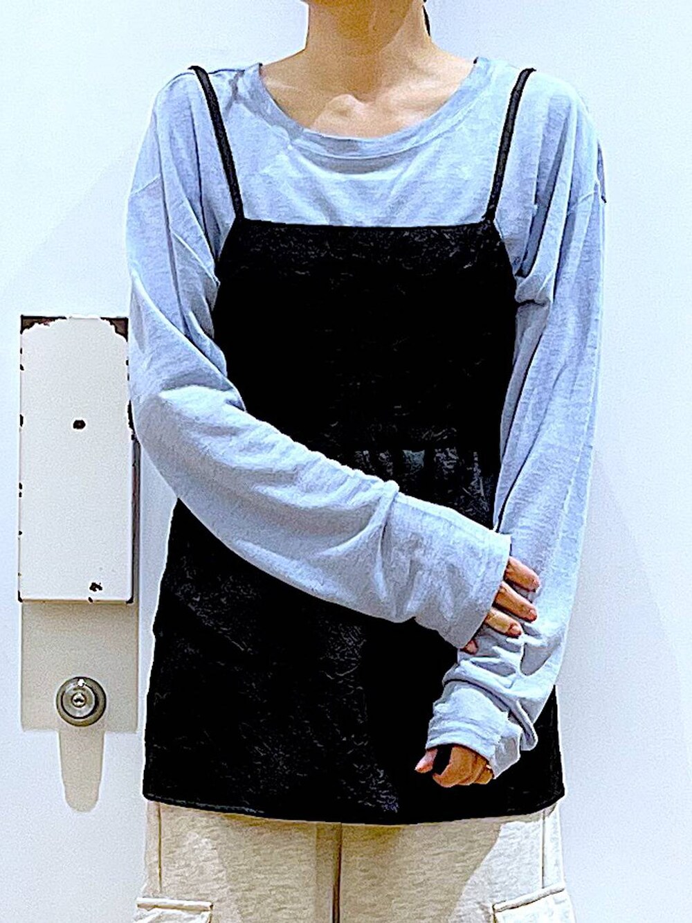 ブラック系のショルダーバッグ、ベージュ系のスウェットパンツ、ブラック系のキャミソールを着用したレディースの夏コーディネートの7枚目の写真