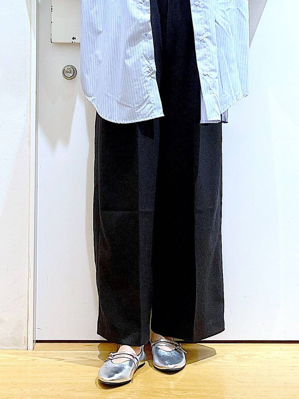「リラックス、若見え、ゆったり、休日コーデ、骨格ウェーブ、LAKOLE、シャツ、サロペット、カジュアル、シンプルコーデ、着痩せ・細見え、オーバーサイズ、柄シャツ、トートバッグ、パンプス」｜「LAKOLEのギャザーダブルストラップパンプス / 135005（パンプス、シルバー系）」を使った、あおき@LAKOLE海老名さん（レディース・156cm）の秋コーディネートの8枚目の写真