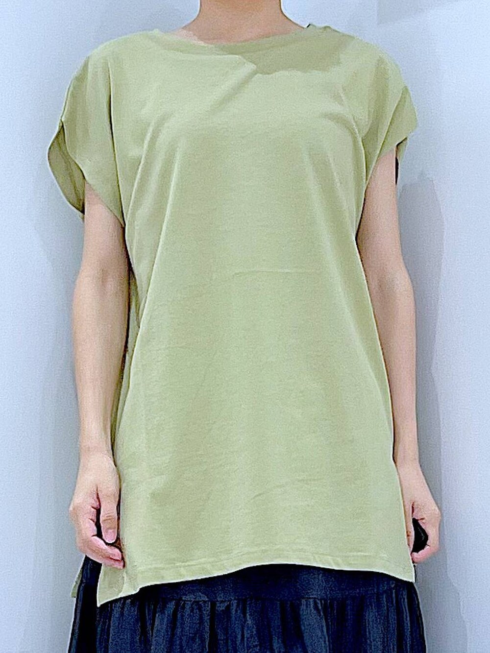 シルバー系のサンダル、グリーン系のTシャツ/カットソー、ブラック系のスカートを着用したレディースの夏コーディネートの7枚目の写真