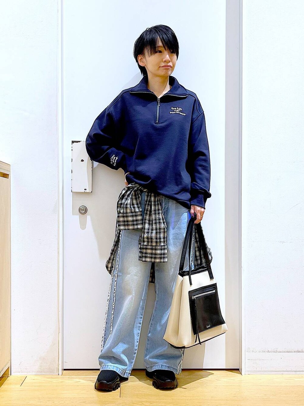 「リラックス、若見え、ゆったり、休日コーデ、骨格ウェーブ、LAKOLE、スウェット、シャツ、デニムパンツ、カジュアルコーデ、春コーデ、チェック、トートバッグ、ブーツ、シンプルコーデ」｜「LAKOLEのニットスニーカーソールブーツ / 140064（ブーツ、ブラック系）」を使った、あおき@LAKOLE海老名さん（レディース・156cm）の冬コーディネートの2枚目の写真