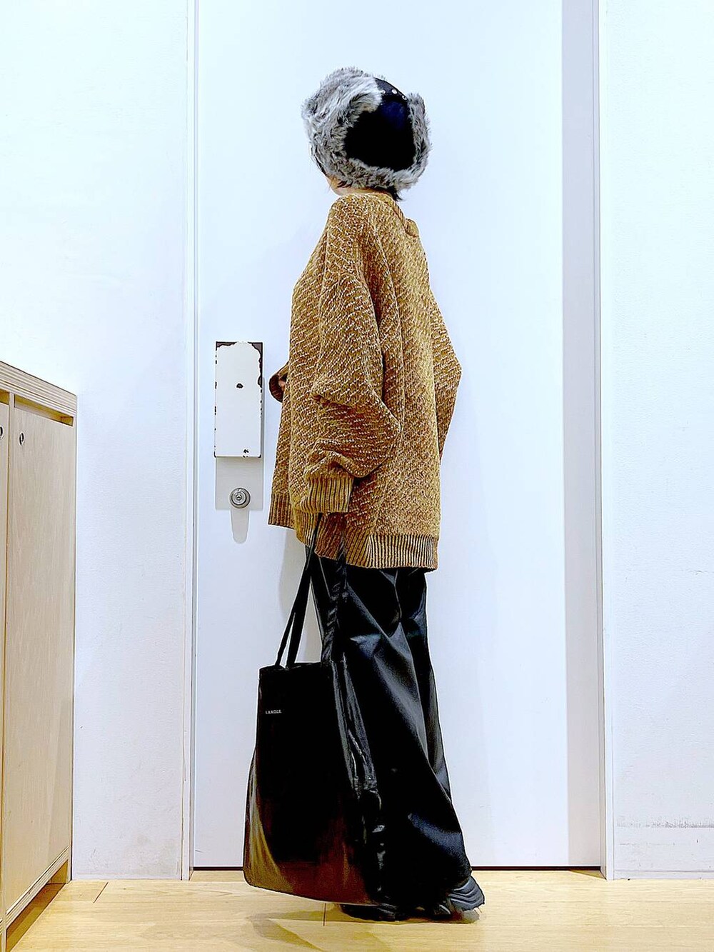 ブラック系のトートバッグ、ブラック系のブーツ、ブラック系のその他パンツを着用したレディースの冬コーディネートの3枚目の写真