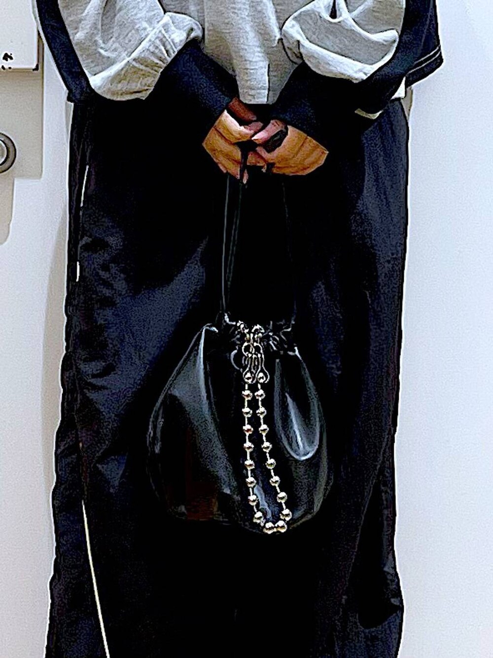 ブラック系のショルダーバッグ、ブラック系のブーツ、グレー系のTシャツ/カットソーを着用したレディースの秋コーディネートの9枚目の写真