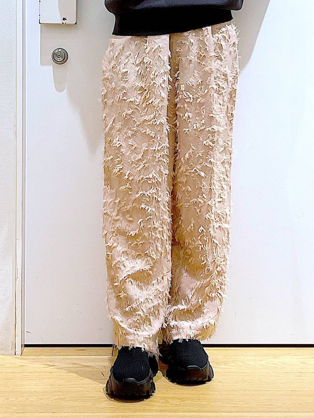 ベージュ系のショルダーバッグ、ブラック系のブーツ、グレー系のニット/セーターを着用したレディースの春コーディネートの8枚目の写真