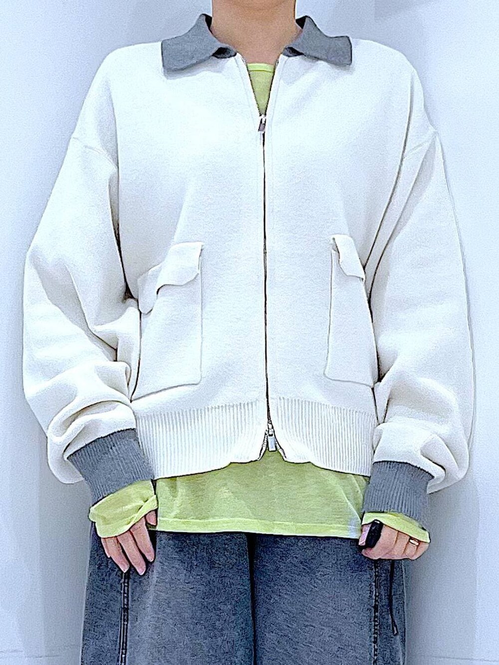 グリーン系のTシャツ/カットソー、ブラック系のショルダーバッグ、ベージュ系のカーディガン/ボレロを着用したレディースの春コーディネートの7枚目の写真