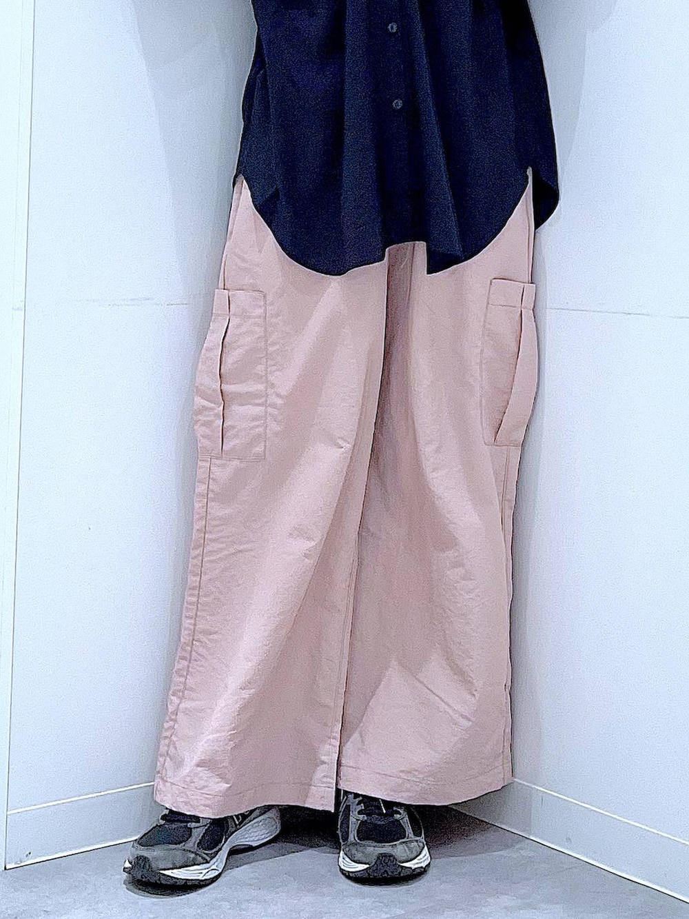 ブラック系のショルダーバッグ、ブラック系のシャツ/ブラウス、ピンク系のカーゴパンツを着用したレディースの春コーディネートの8枚目の写真