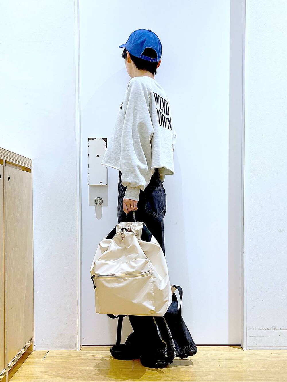 「リラックス、若見え、ゆったり、休日コーデ、骨格ウェーブ、LAKOLE、デニムパンツ、スウェット、カジュアルコーデ、シンプルコーデ、春コーデ、ワンマイル、キャップ、ブーツ、リュック・バッグ」｜「LAKOLEのニットスニーカーソールブーツ / 140064（ブーツ、ブラック系）」を使った、あおき@LAKOLE海老名さん（レディース・156cm）の冬コーディネートの3枚目の写真