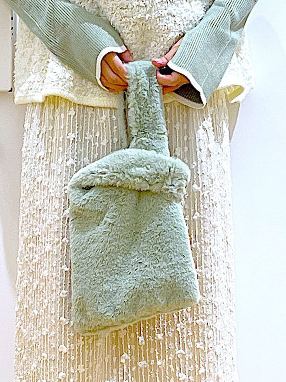 グリーン系のニット/セーター、グリーン系のショルダーバッグ、ベージュ系のベストを着用したレディースの秋コーディネートの9枚目の写真