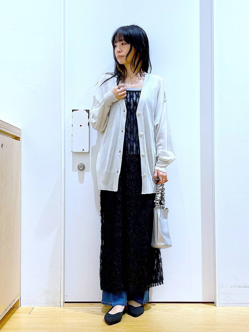 その他のショルダーバッグ、ブルー系のデニムパンツ、ブルー系のニット/セーターを着用したレディースの夏コーディネートの2枚目の写真