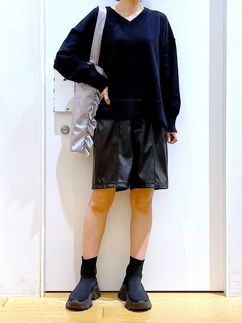 ブラック系のブーツ、グレー系のトートバッグ、ブラック系のその他パンツを着用したレディースの秋コーディネートの6枚目の写真