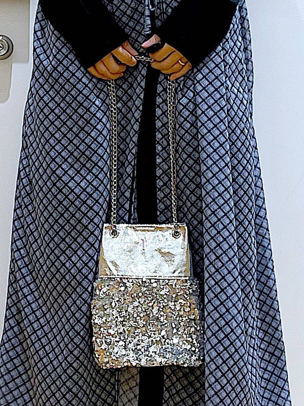 ブラック系のスニーカー、ブラック系のTシャツ/カットソー、その他のショルダーバッグを着用したレディースの春コーディネートの9枚目の写真