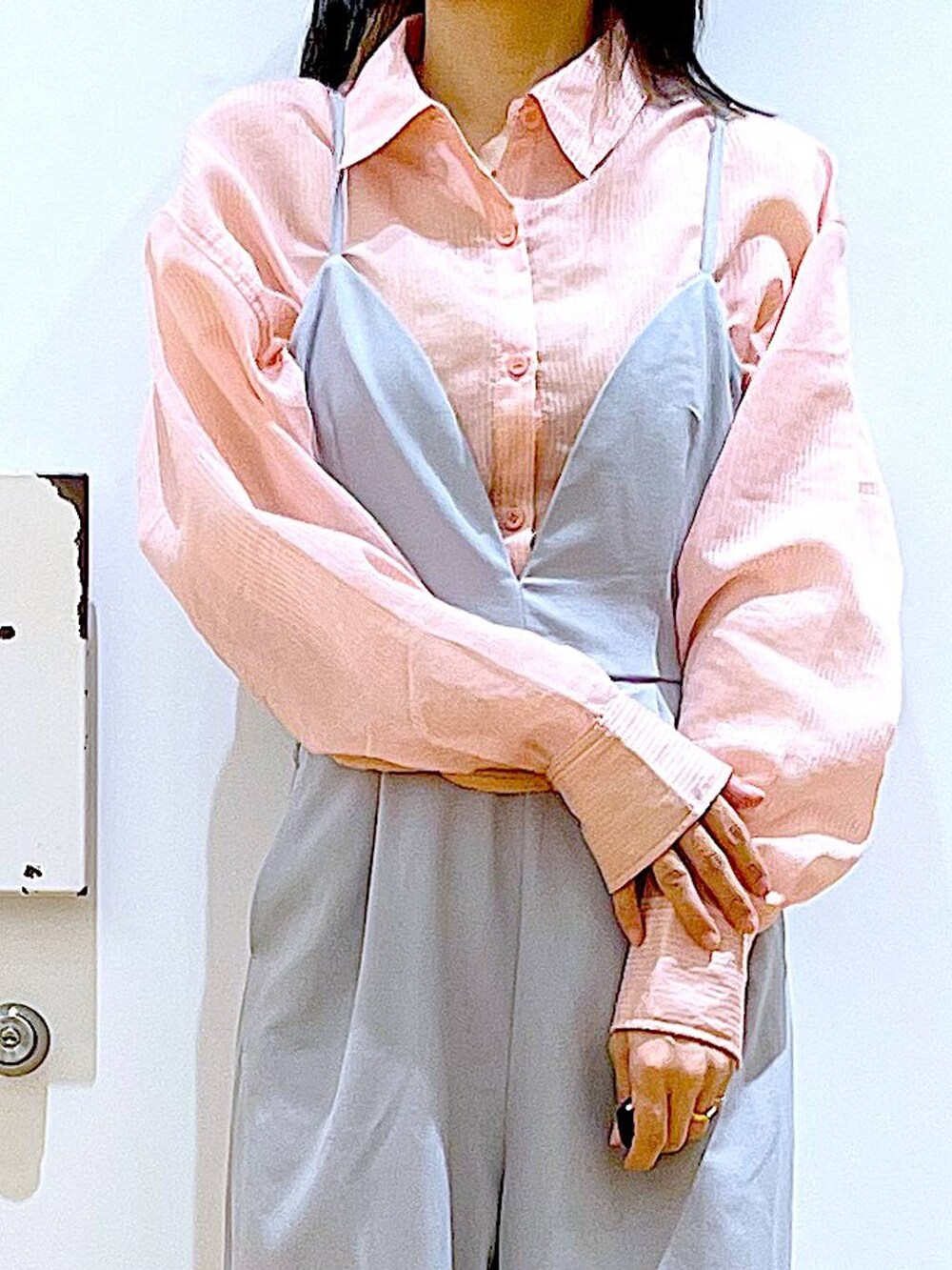 ホワイト系のショルダーバッグ、グレー系のサロペット/オーバーオール、その他のパンプスを着用したレディースの春コーディネートの6枚目の写真