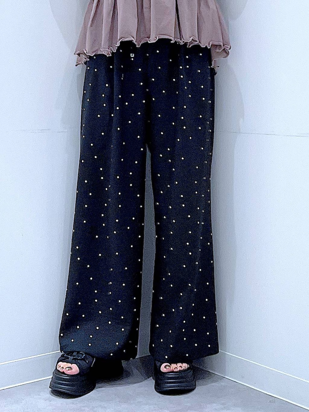 その他のその他パンツ、ホワイト系のショルダーバッグ、ブラック系のサンダルを着用したレディースの夏コーディネートの8枚目の写真