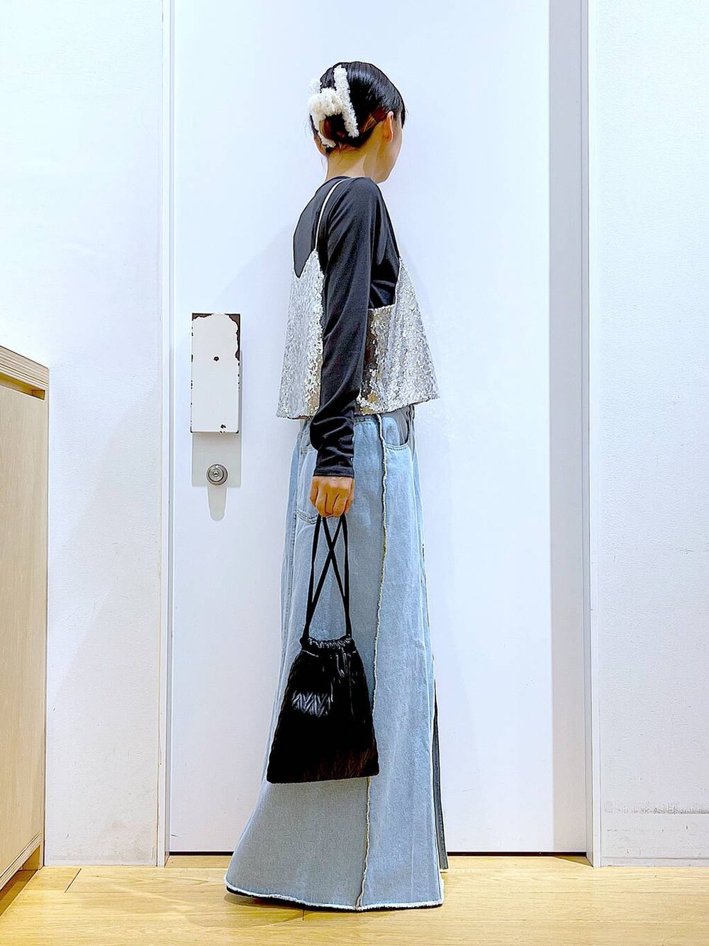 ブラック系のショルダーバッグ、ブラック系のローファー、グレー系のTシャツ/カットソーを着用したレディースの秋コーディネートの4枚目の写真