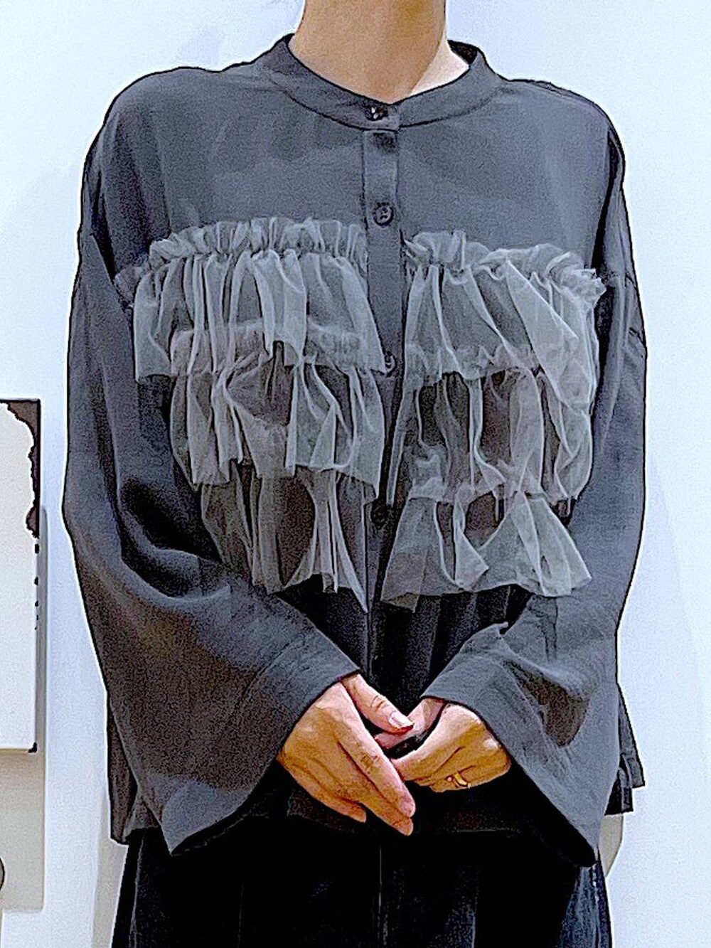 ブラック系のトートバッグ、シルバー系のローファー、グレー系のシャツ/ブラウスを着用したレディースの秋コーディネートの7枚目の写真