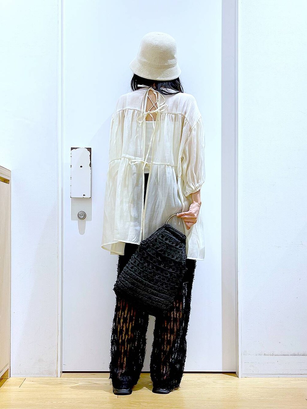 ブラック系のサンダル、ブラック系のハンドバッグ、ブラック系のその他パンツを着用したレディースの夏コーディネートの5枚目の写真