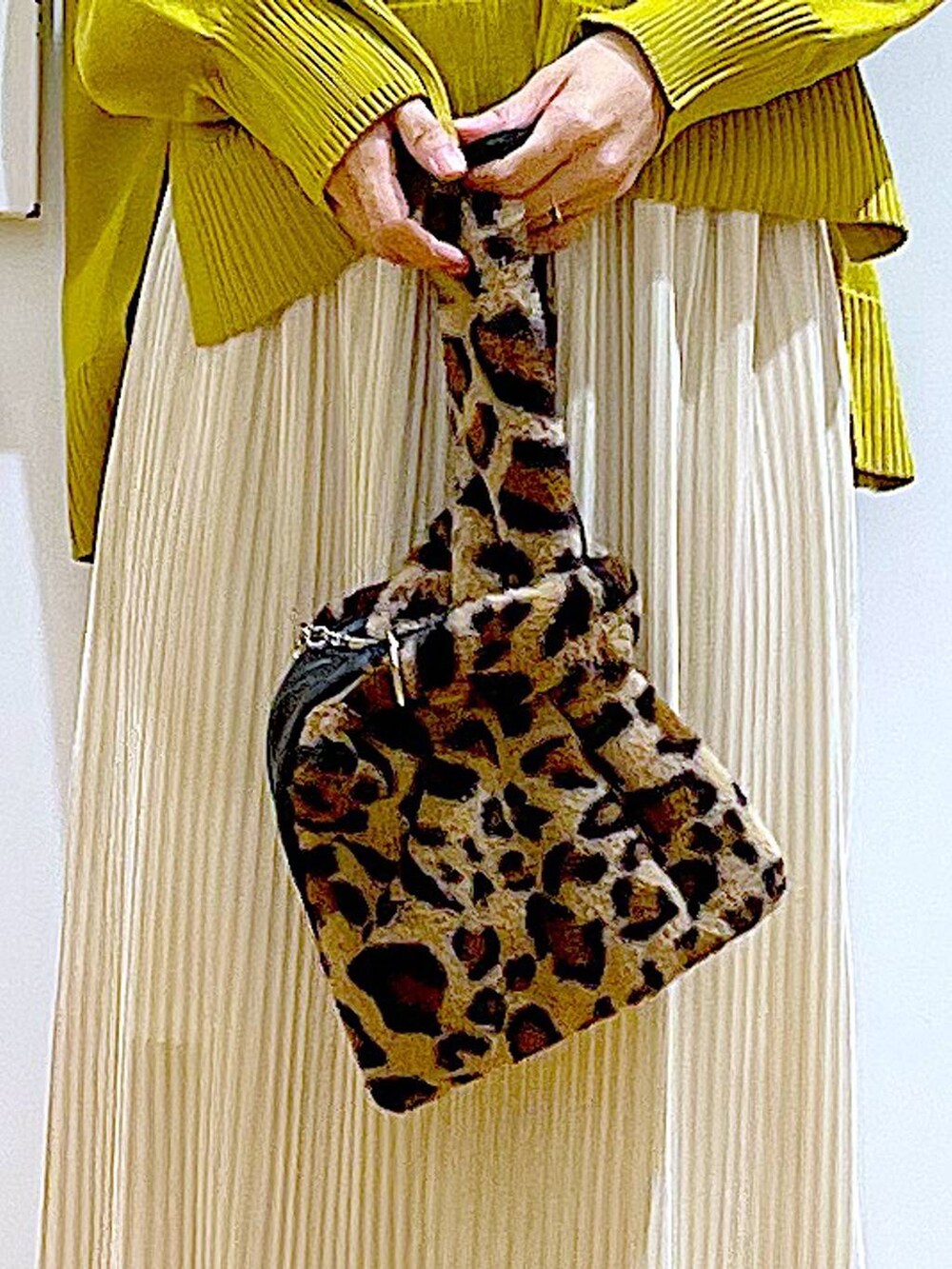 その他のショルダーバッグ、ホワイト系のスカート、ブラック系のブーツを着用したレディースの冬コーディネートの9枚目の写真