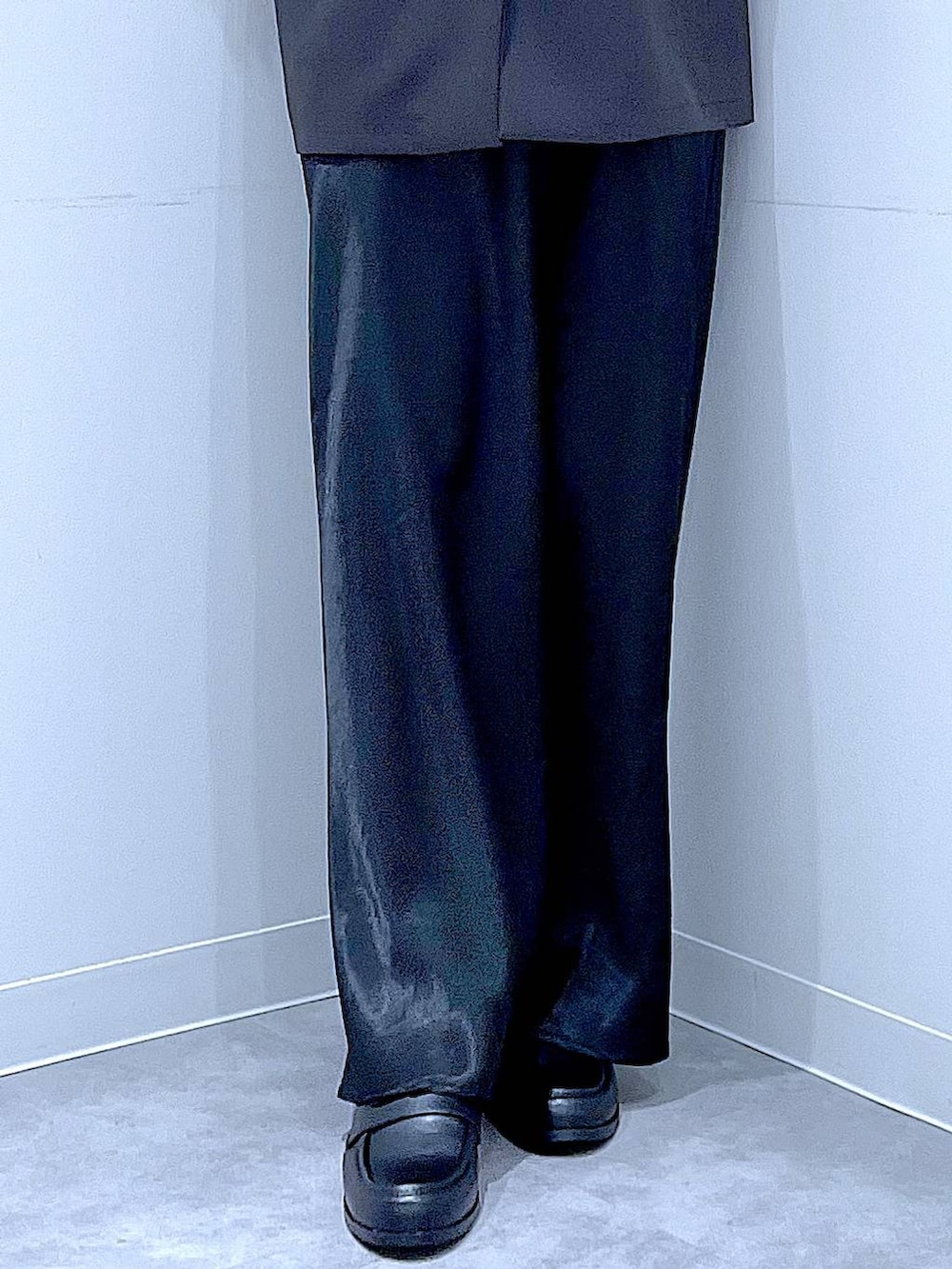 ブラック系のスカート、グレー系のベスト、ブラック系のローファーを着用したレディースの春コーディネートの8枚目の写真