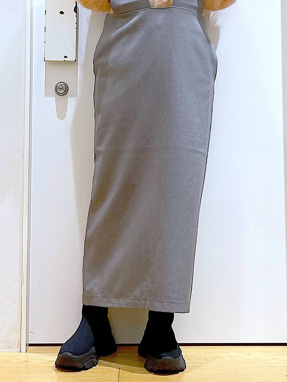 ピンク系のニット/セーター、ブラック系のハンドバッグ、ブラック系のブーツを着用したレディースの冬コーディネートの8枚目の写真