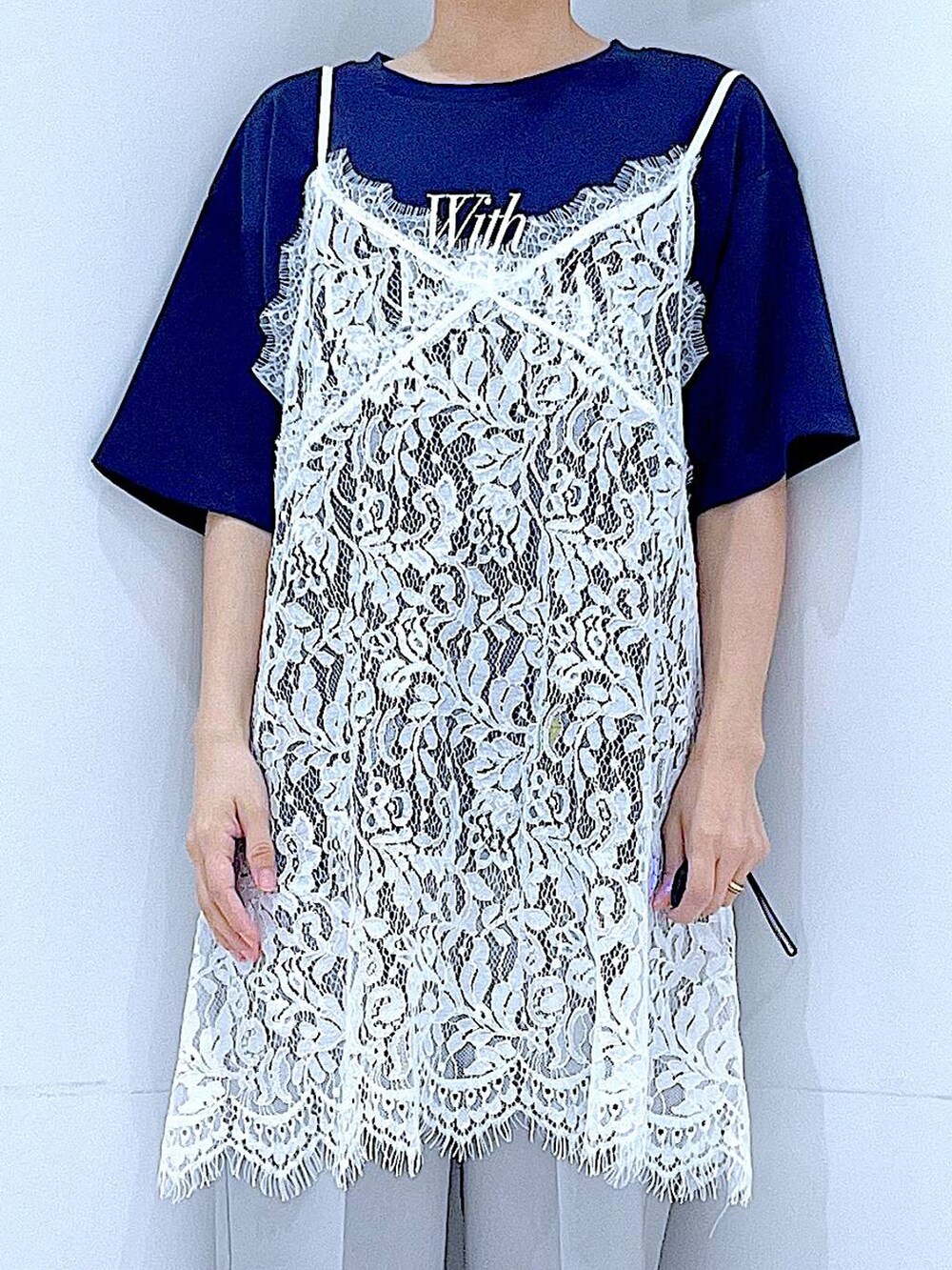 ベージュ系のショルダーバッグ、ホワイト系のサンダル、ブルー系のTシャツ/カットソーを着用したレディースの夏コーディネートの7枚目の写真