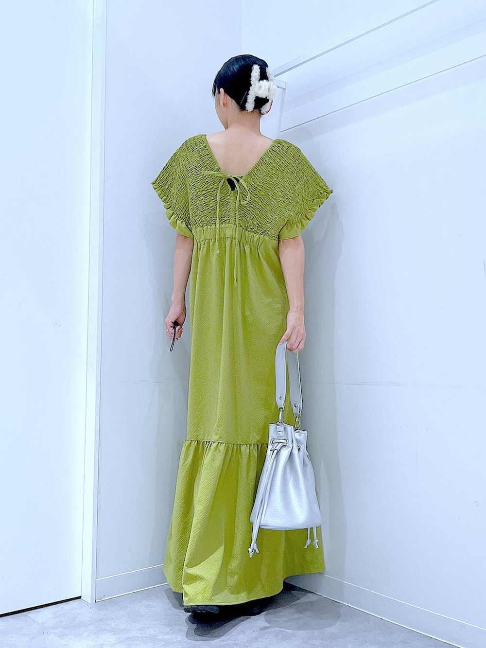 グリーン系のワンピース、ホワイト系のバレッタ/ヘアクリップを着用したレディースの夏コーディネートの5枚目の写真