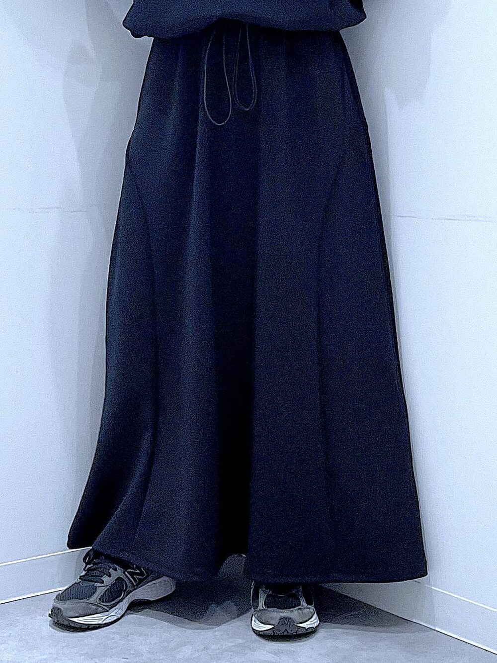 ベージュ系のショルダーバッグ、ブラック系のスウェット、ブラック系のスカートを着用したレディースの春コーディネートの8枚目の写真