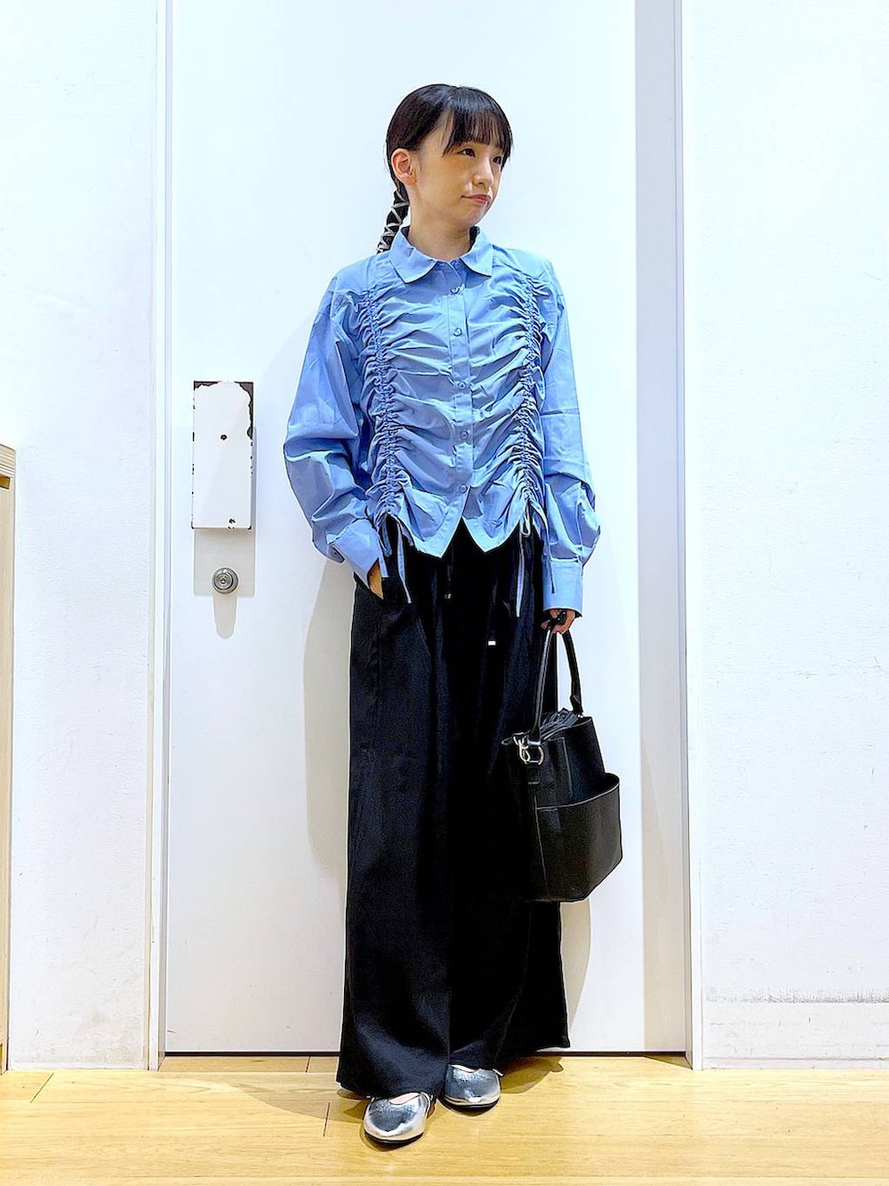 シルバー系のパンプス、ブラック系のショルダーバッグ、ブラック系のその他パンツを着用したレディースの秋コーディネートの2枚目の写真