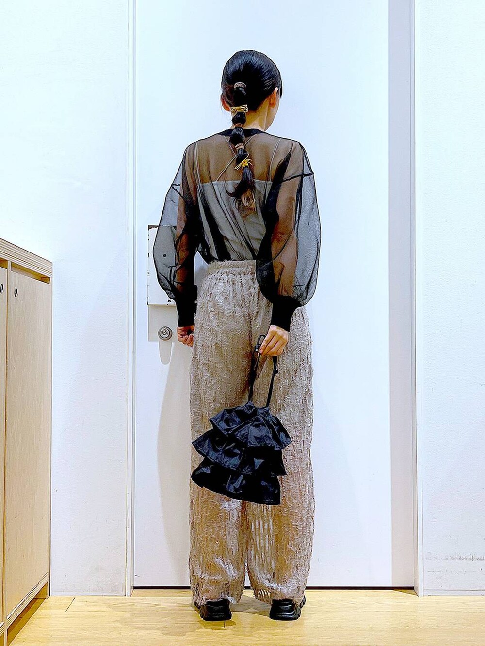 ブラック系のショルダーバッグ、ブラック系のサンダル、ブラック系のカーディガン/ボレロを着用したレディースの夏コーディネートの5枚目の写真