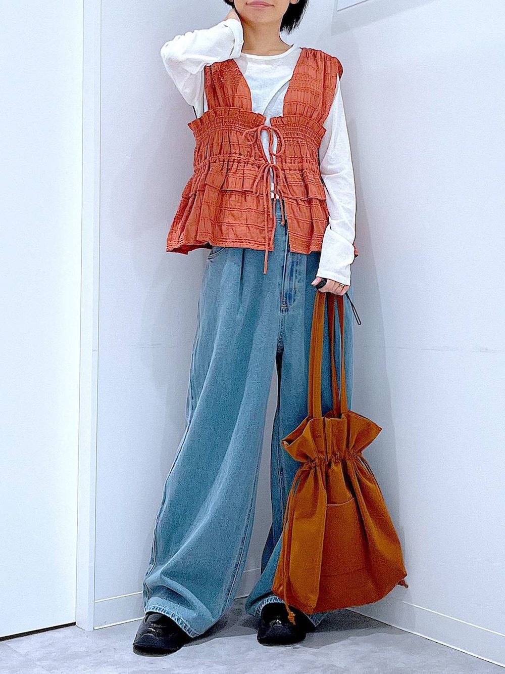 ホワイト系のTシャツ/カットソー、ブラック系のローファー、ブラウン系のトートバッグを着用したレディースの秋コーディネートの6枚目の写真