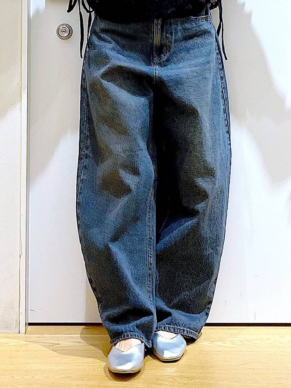 ブルー系のデニムパンツ、シルバー系のパンプス、ブラック系のTシャツ/カットソーを着用したレディースの夏コーディネートの8枚目の写真