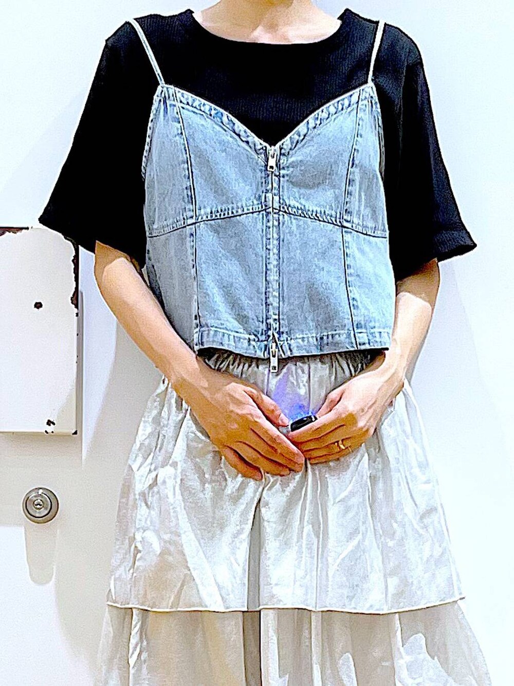 シルバー系のサンダル、ブラック系のショルダーバッグ、ブラック系のTシャツ/カットソーを着用したレディースの夏コーディネートの7枚目の写真