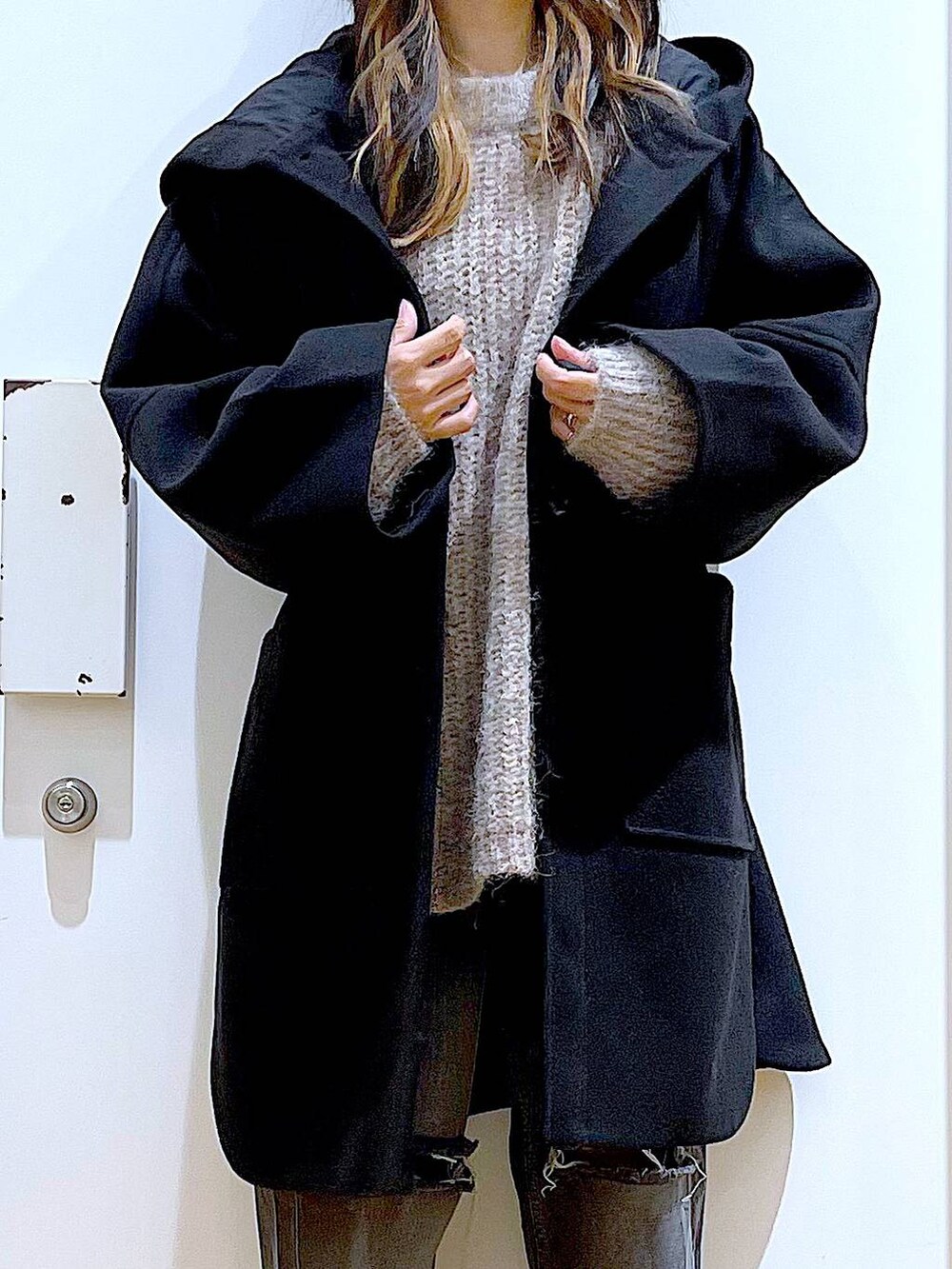 ブラック系のバックパック/リュック、ブラック系のその他アウター、ベージュ系のスニーカーを着用したレディースの冬コーディネートの7枚目の写真