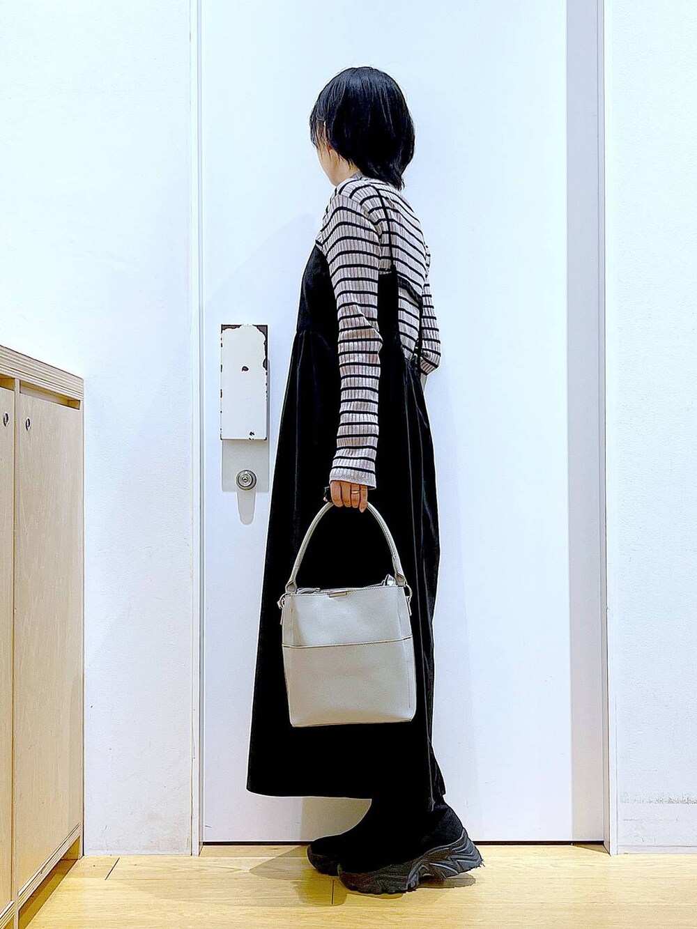 その他のニット/セーター、グレー系のショルダーバッグ、ブラック系のブーツを着用したレディースの冬コーディネートの3枚目の写真