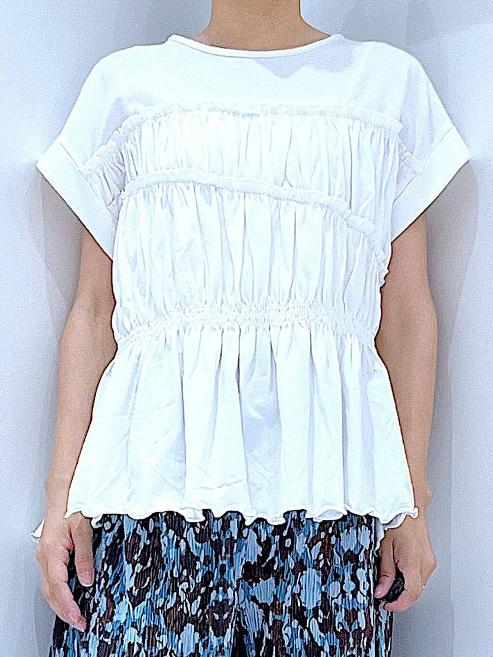 ブラック系のサンダル、ブルー系のその他パンツ、ブラック系のハンドバッグを着用したレディースの夏コーディネートの7枚目の写真