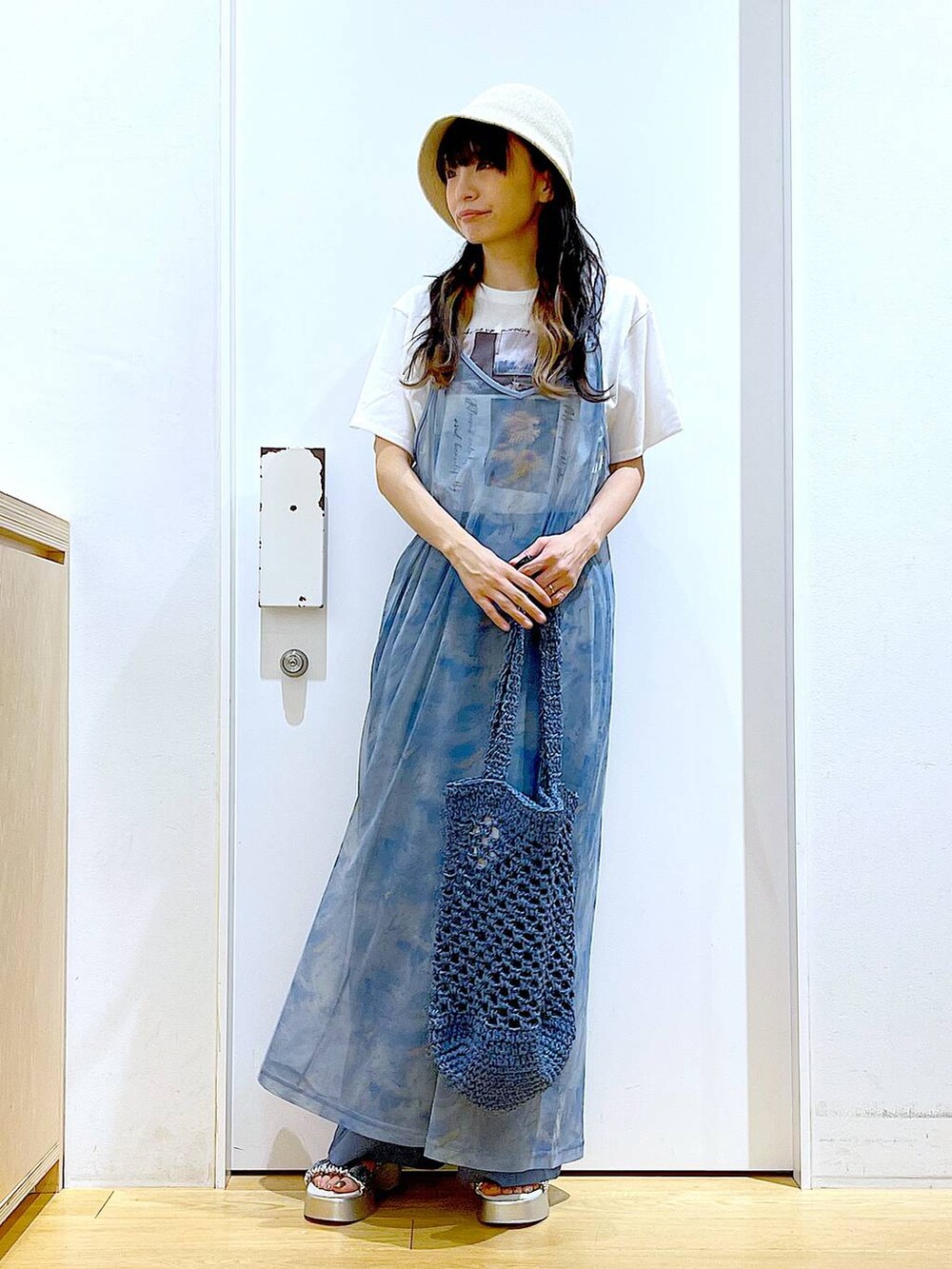 シルバー系のサンダル、ブルー系のワンピース、ブルー系のトートバッグを着用したレディースの夏コーディネートの2枚目の写真