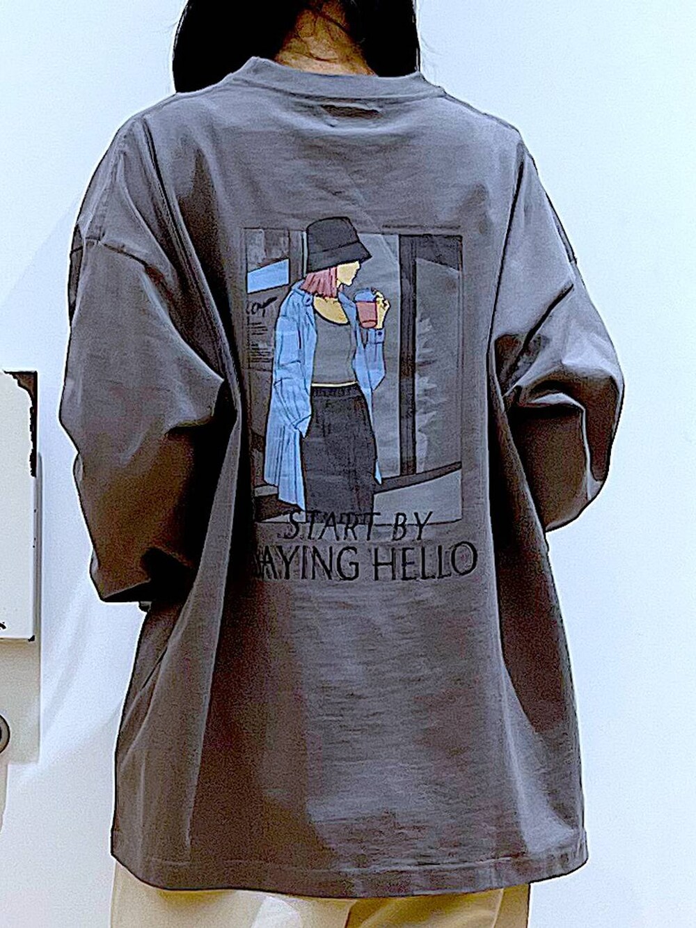 ベージュ系のその他パンツ、ベージュ系のブーツ、ブラック系のショルダーバッグを着用したレディースの春コーディネートの7枚目の写真