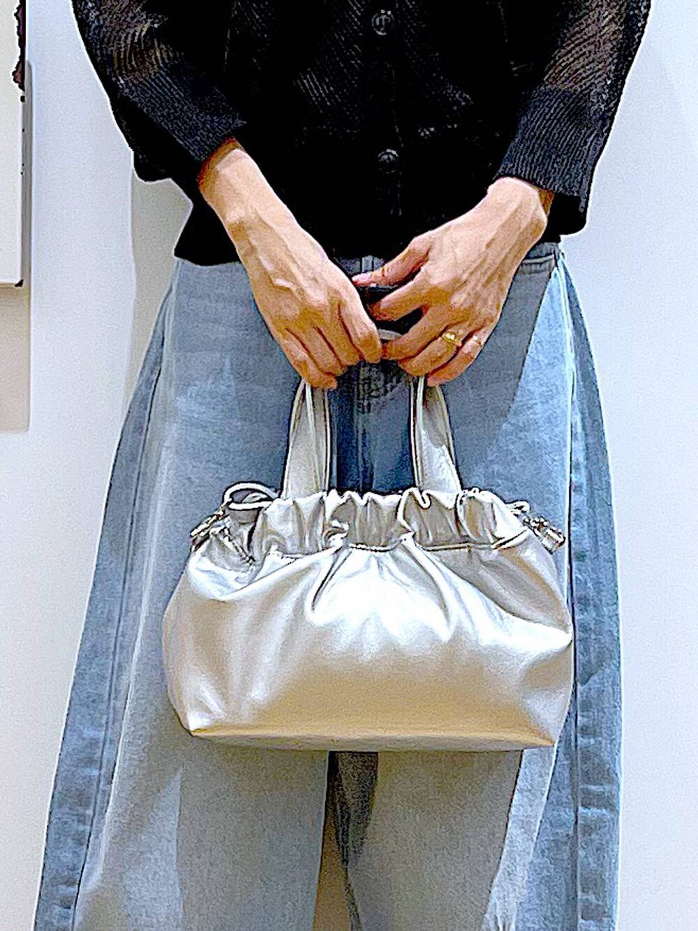 ブルー系のデニムパンツ、シルバー系のショルダーバッグ、シルバー系のサンダルを着用したレディースの夏コーディネートの9枚目の写真