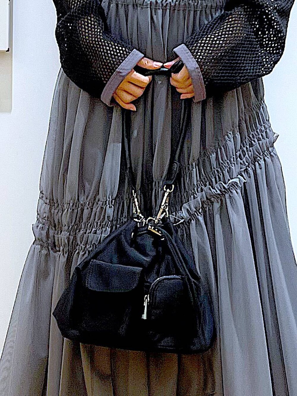 ブラック系のTシャツ/カットソー、グレー系のスカートを着用したレディースの春コーディネートの9枚目の写真